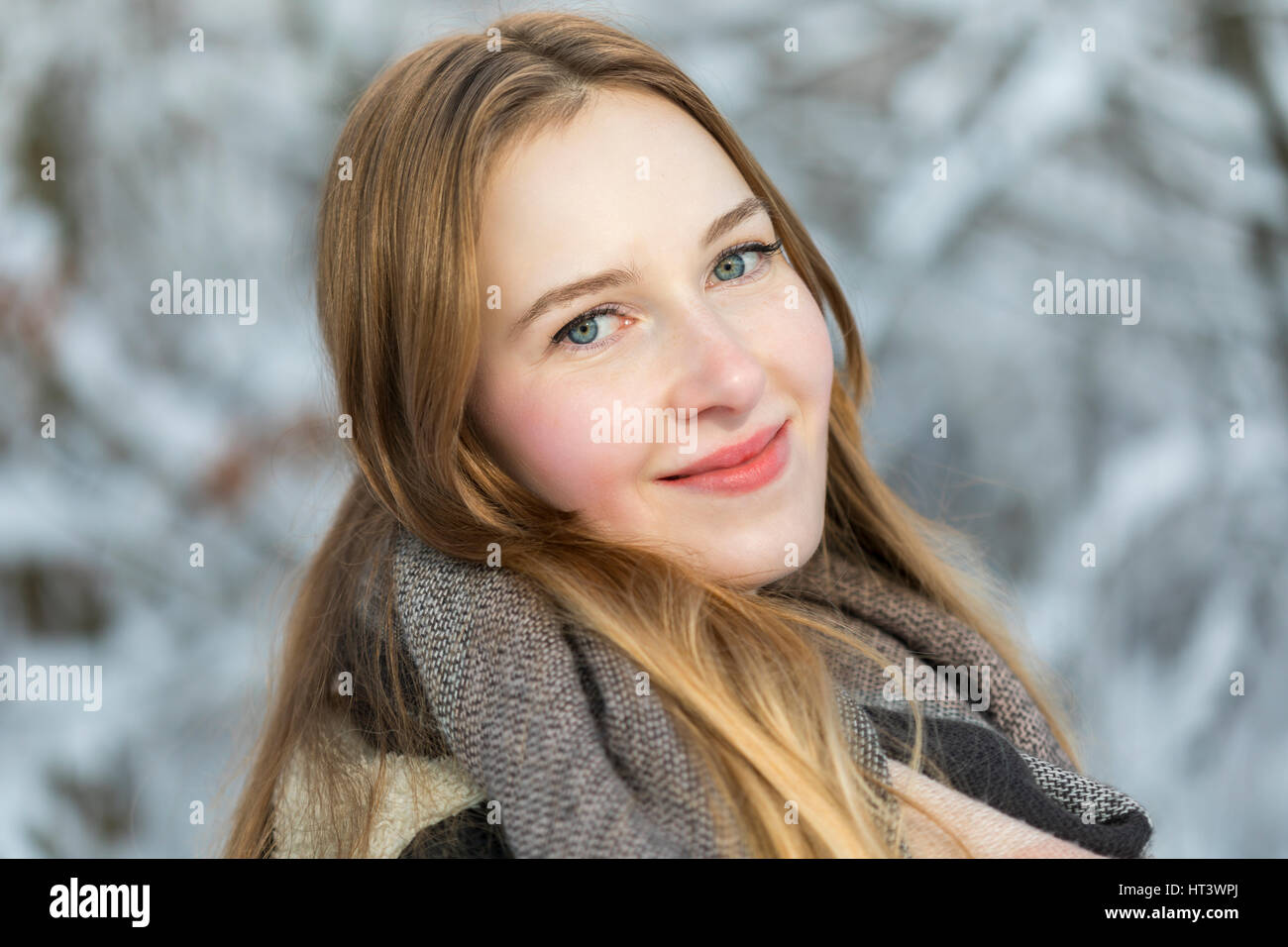 glückliche junge Frau hat Spaß am Winter Holz gehen Stockfoto