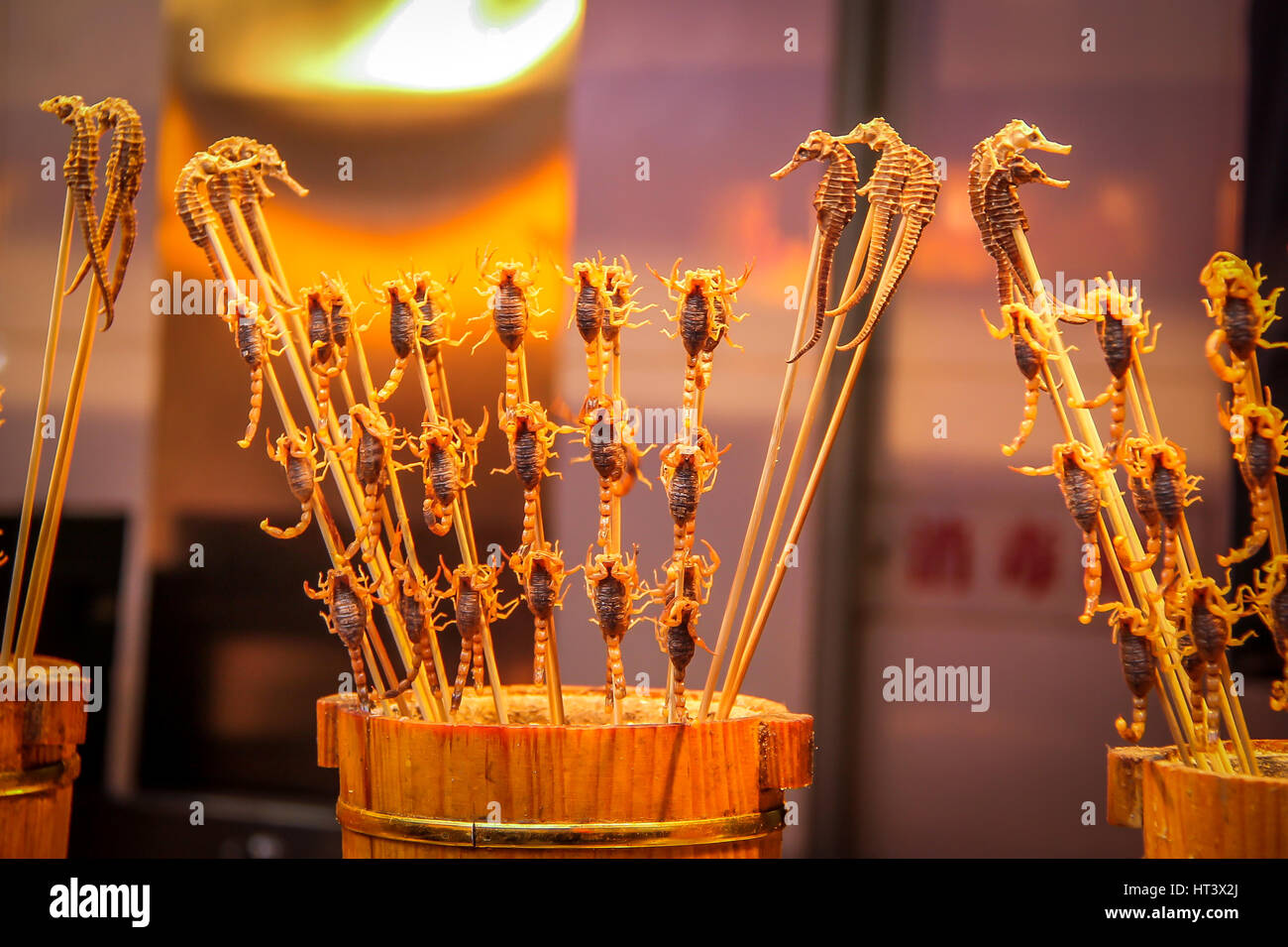 Skorpione und Seepferdchen am Spieß - typisch chinesisches Essen Stockfoto