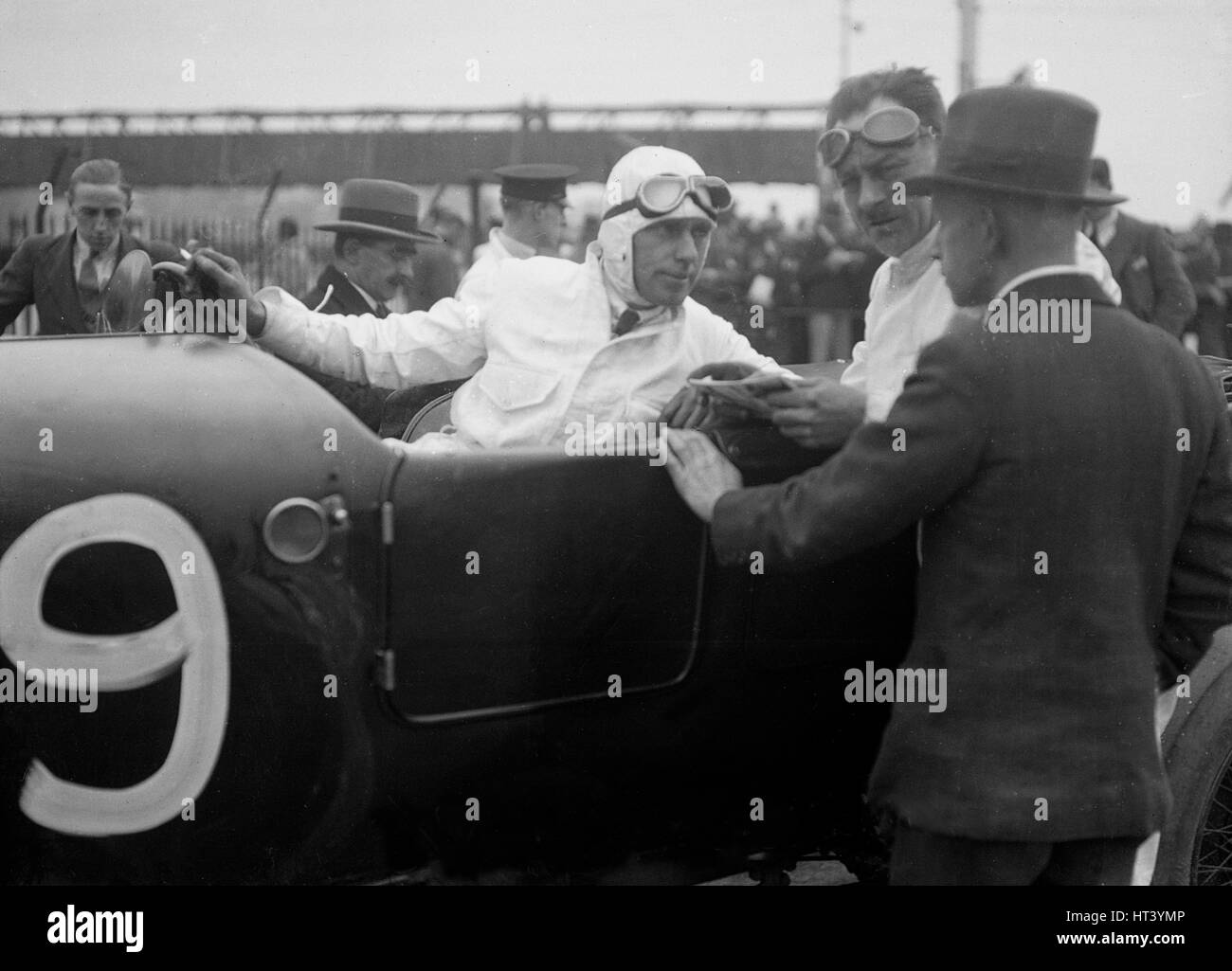 Bentley von CWF Hamilton, Sieger des Rennens auf einem BARC Tagung, Brooklands, 1930. Künstler: Bill Brunell. Stockfoto
