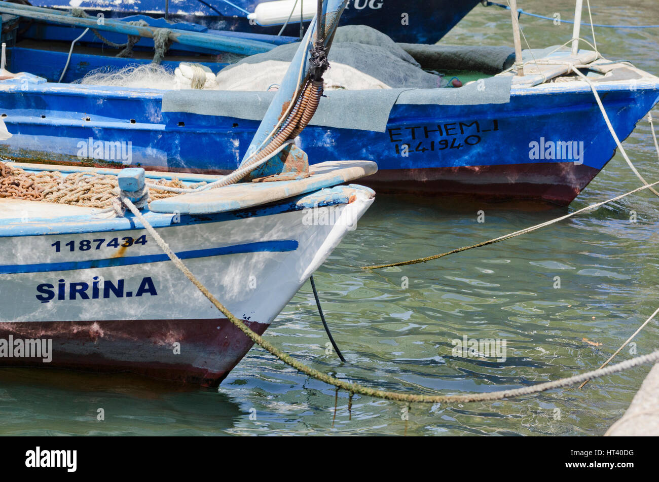 türkische Angelboote/Fischerboote im Hafen von Fethiye gefesselt Stockfoto