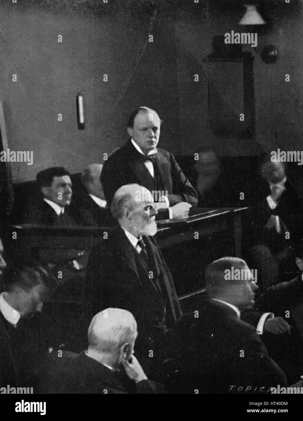 "Churchill den Nachweis über den Vorfall der Sidney Street", 1911, (1945). Künstler: unbekannt. Stockfoto