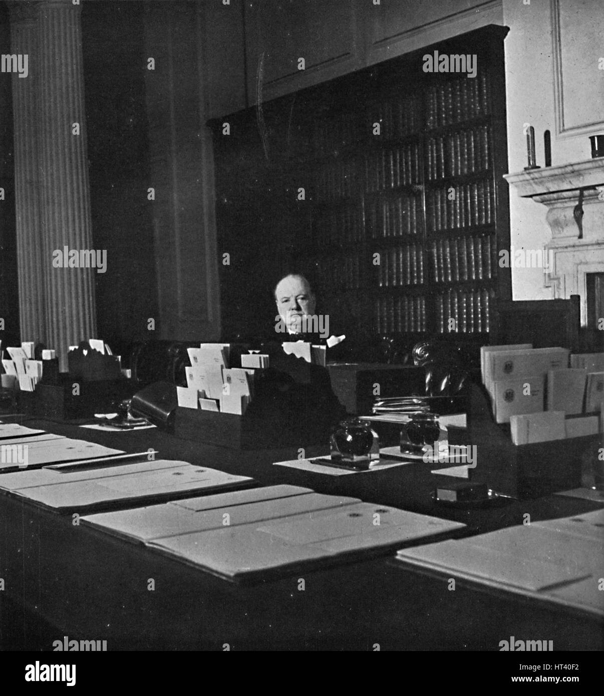 Winston Churchill im Cabinet Room von 10 Downing Street ", c1940s, (1945). Künstler: unbekannt. Stockfoto