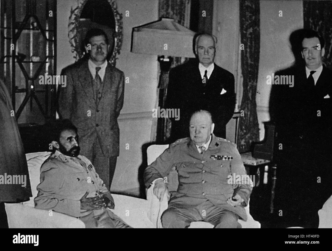 "Churchill in Kairo, mit dem äthiopischen Kaiser Haile Selassie", 1943, (1945).  Künstler: unbekannt. Stockfoto