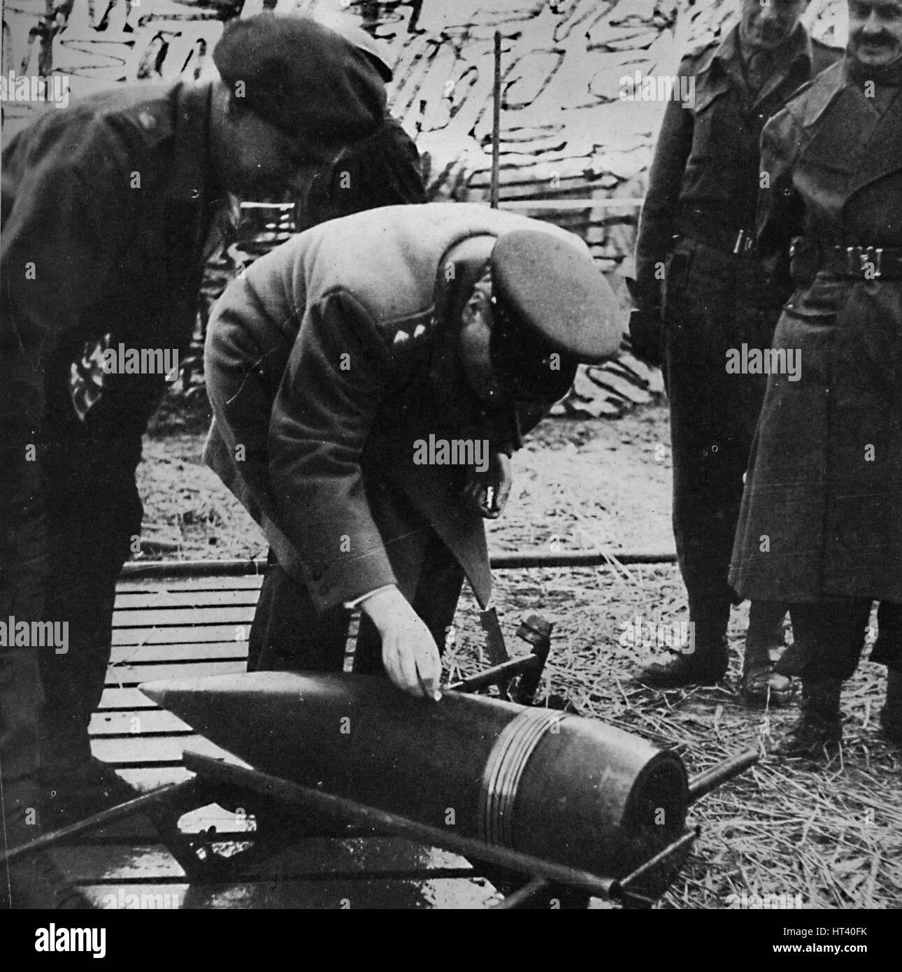 "Mr. Churchill signierte ein Geschenk für Hitler", c1940s, (1945). Künstler: unbekannt. Stockfoto