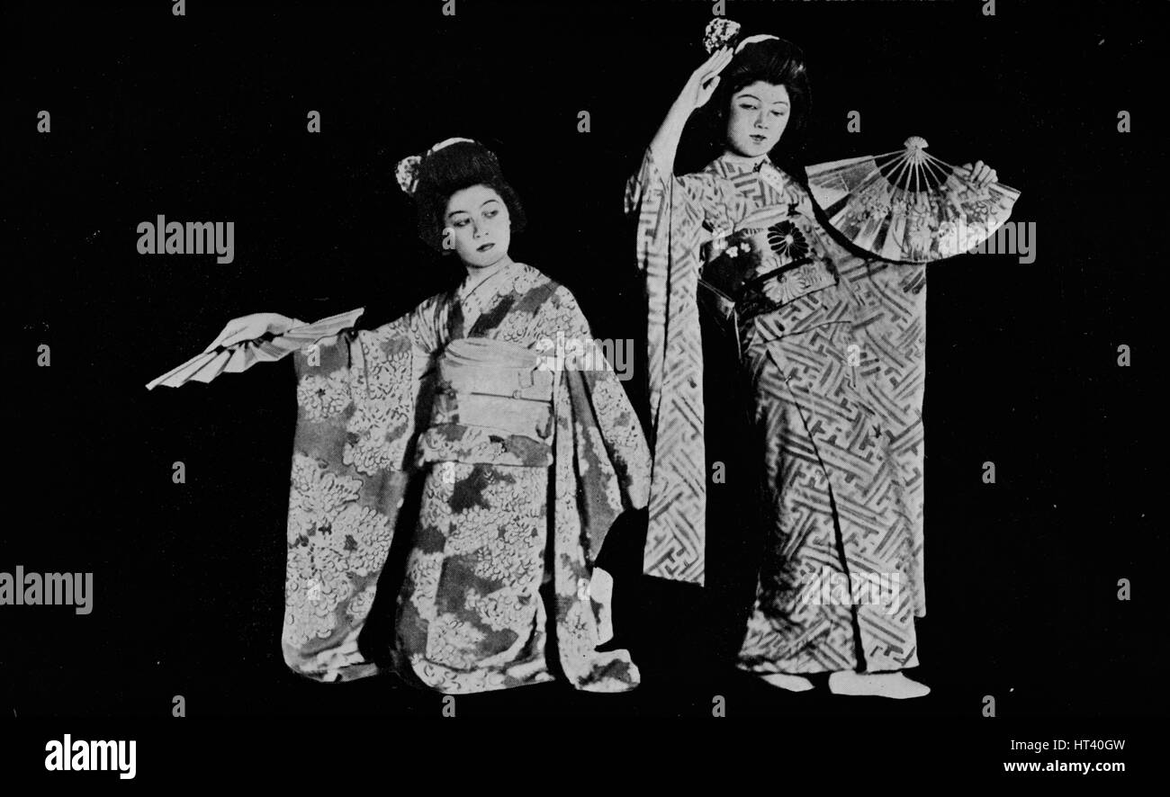"Dancing Girl Kimi-Chiyo Attender fast jeder japanischen Stil Party in Tokio" 1900 (1921). Künstler: Julian Leonard Street. Stockfoto