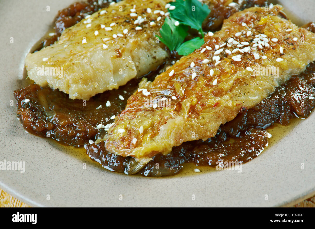 Pfanne gebratener Fisch mit kenianischen süß-saure Ukwaju Sauce Stockfoto