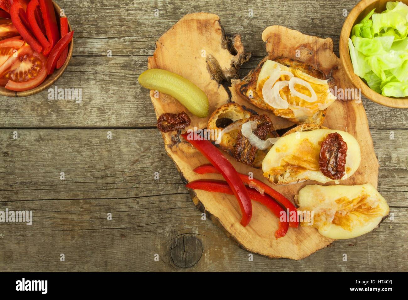 Gegrillter Käse und geröstetem Baguette. Vegetarisch Grillen. Das Essen auf der party Stockfoto