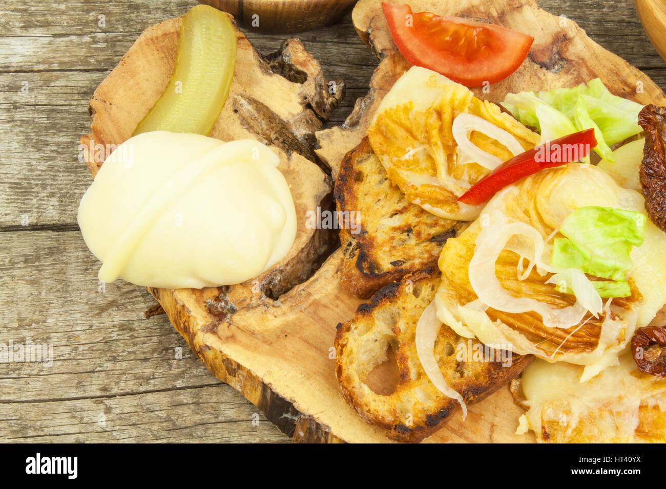 Gegrillter Käse und geröstetem Baguette. Vegetarisch Grillen. Das Essen auf der party Stockfoto