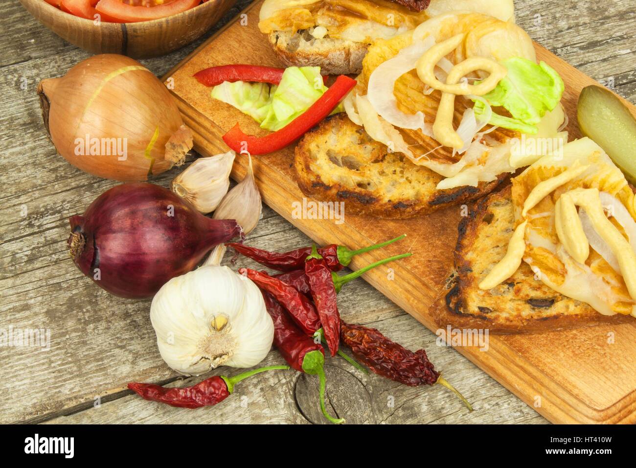 Gegrillter Käse und geröstetem Baguette. Vegetarisch Grillen. Das Essen auf der party Stockfoto