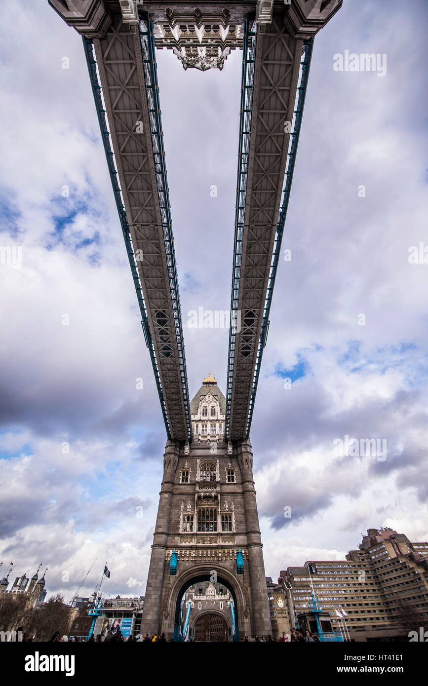 Fußwege und Türme der Tower Bridge über die Themse in London, Großbritannien Stockfoto
