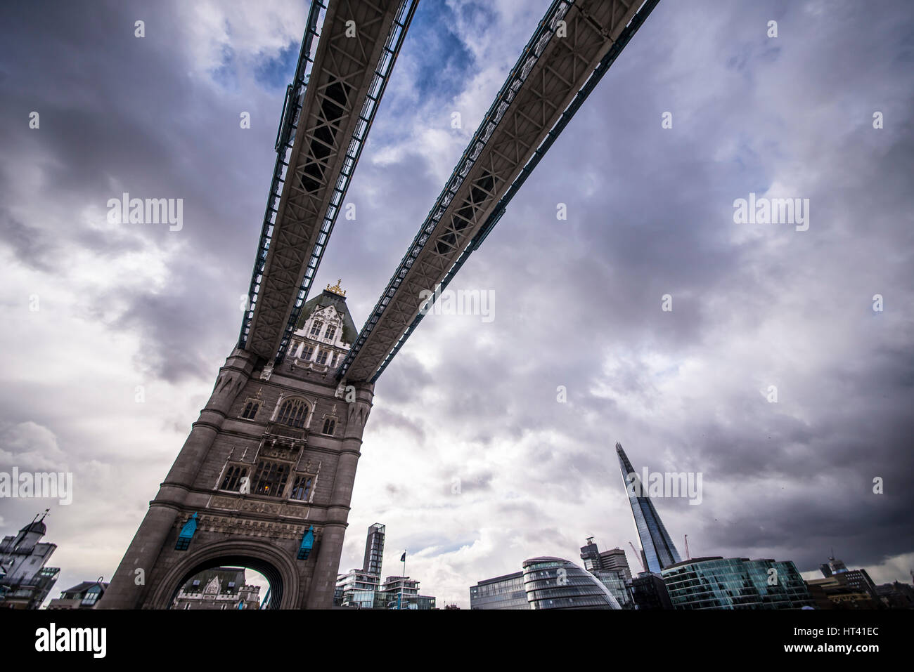Fußwege und Türme der Tower Bridge über die Themse in London, Großbritannien Stockfoto