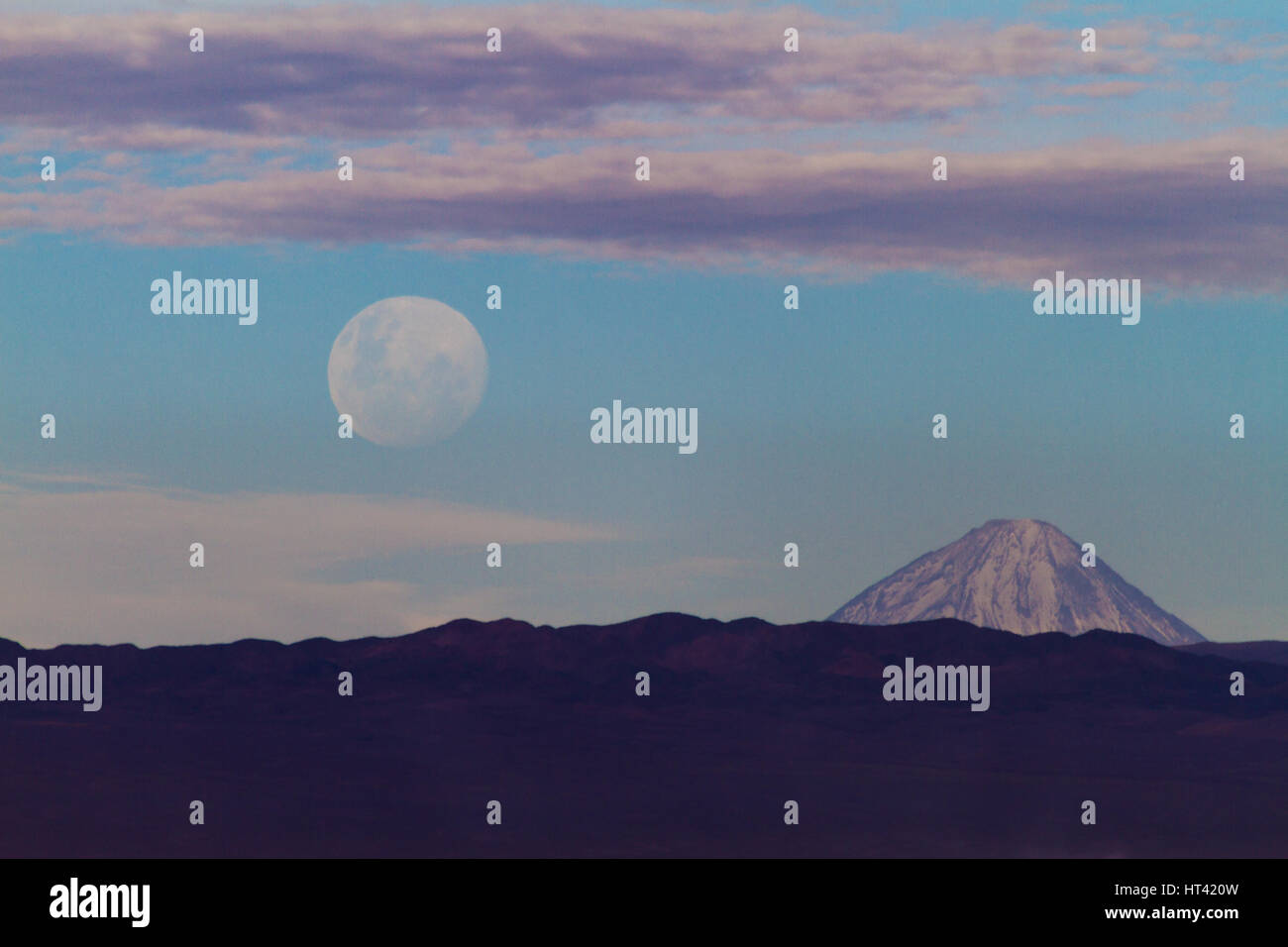 Licancabur ist eine sehr symmetrische Schichtvulkan auf dem südlichsten Teil der Grenze zwischen Chile und Bolivien. Es liegt südwestlich des Lag Stockfoto