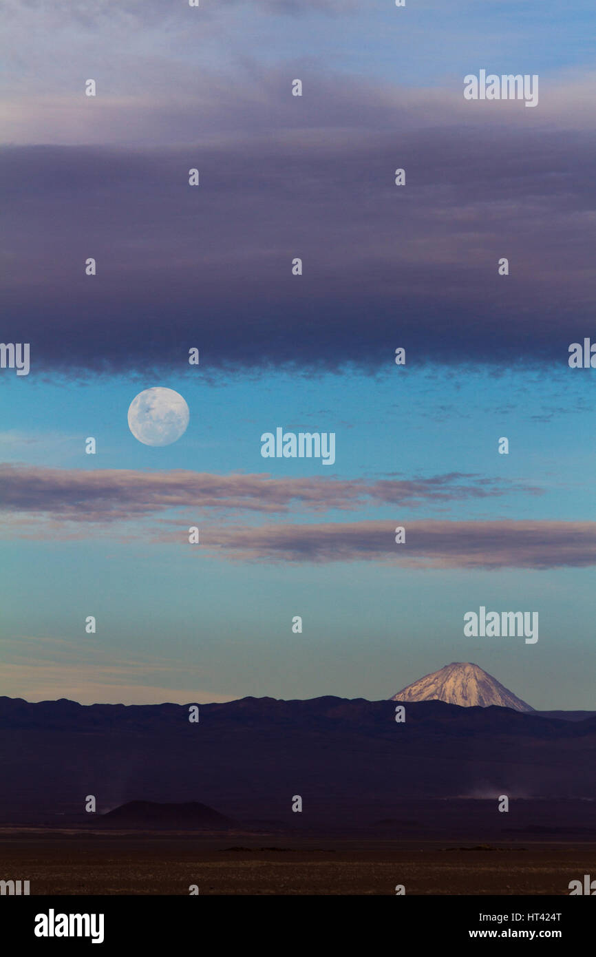 Licancabur ist eine sehr symmetrische Schichtvulkan auf dem südlichsten Teil der Grenze zwischen Chile und Bolivien. Es liegt südwestlich des Lag Stockfoto