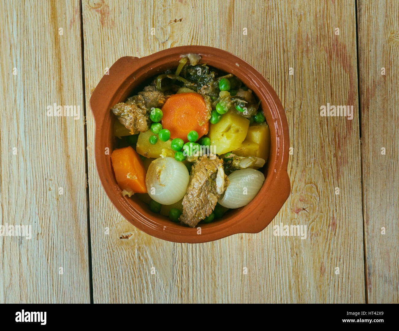 Agnello Con Piselli Freschi. Lamm mit frischen Erbsen, hausgemachte italienische Familie Gericht Stockfoto