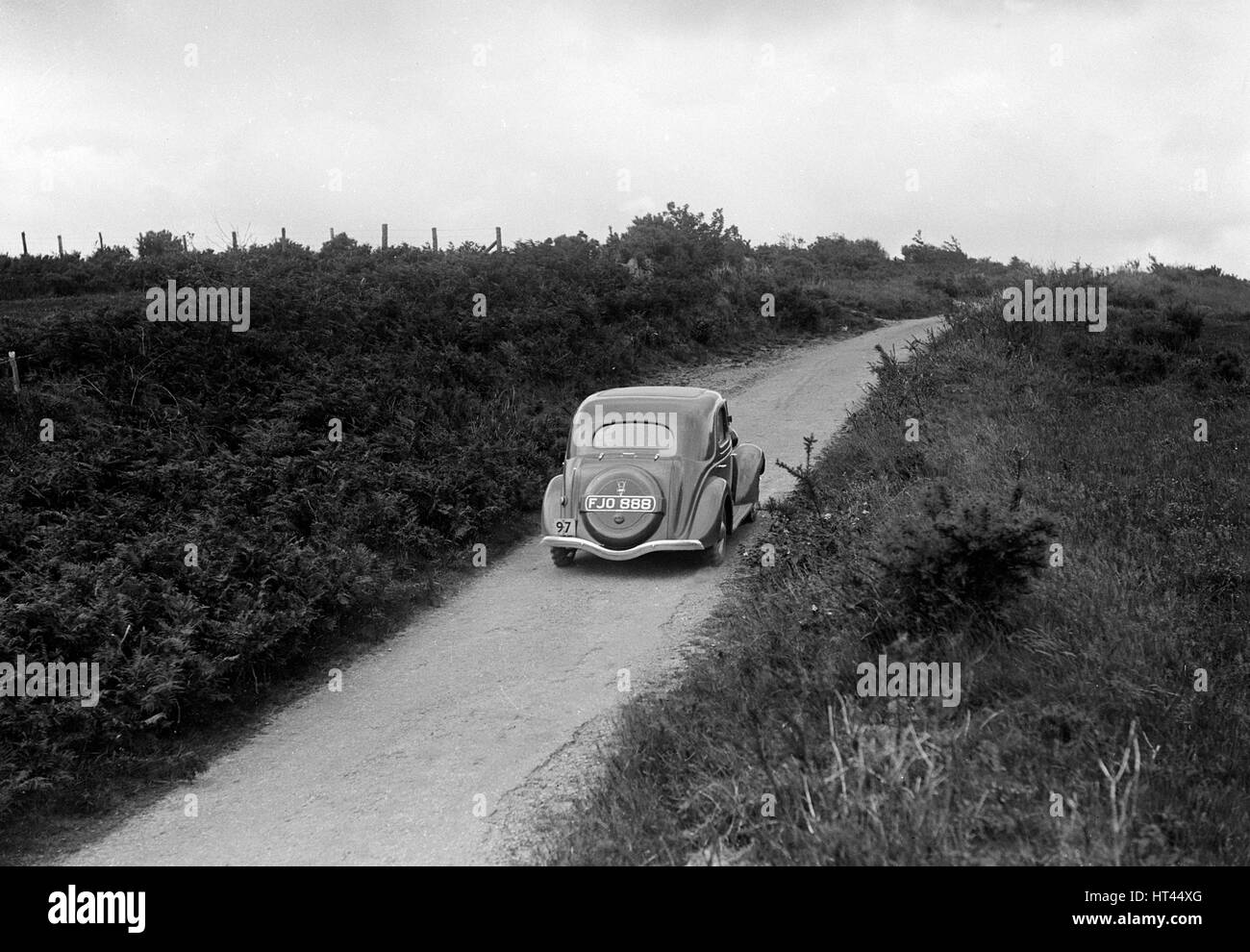 Ford V8 des Viscount Chetwynd im Wettbewerb mit der MCC-Torquay-Rallye, 1938. Künstler: Bill Brunell. Stockfoto