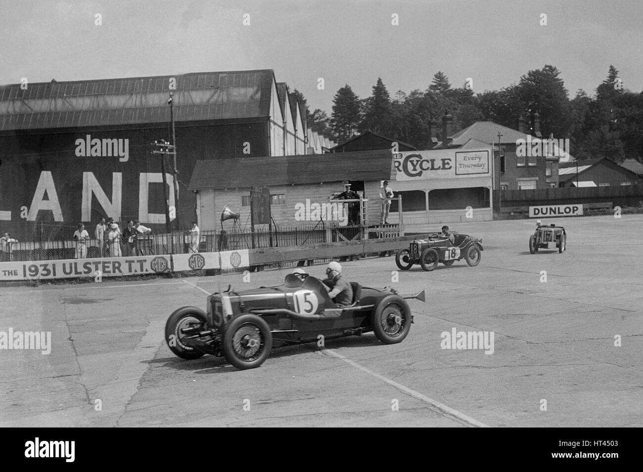 Aston Martin, Austin Ulster TT Auto und Austin 7, BARC Tagung, Brooklands, Surrey, 1933. Künstler: Bill Brunell. Stockfoto