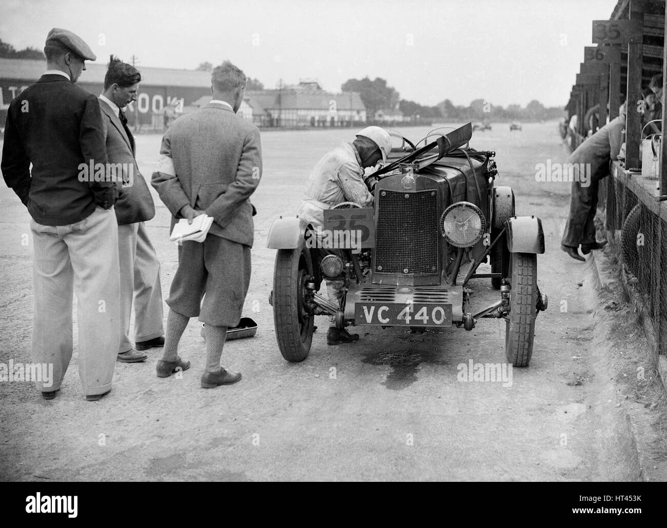 Lea-Francis in den Gruben, 6-Stunden-Rennen von BARC, Brooklands, Surrey, 1929, Künstler: Bill Brunell. Stockfoto