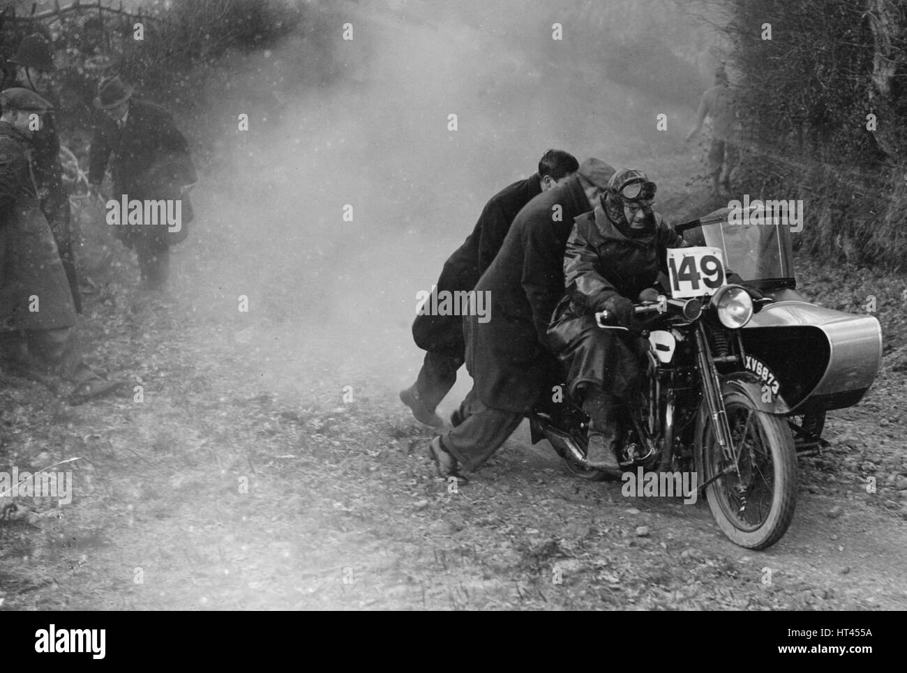 Motorrad und Beiwagen erhalten einen Schub während einer Testversion, c1930s. Künstler: Bill Brunell. Stockfoto