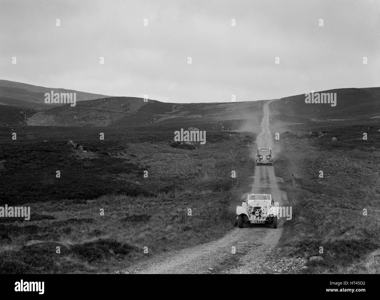 SS Jaguar 100 offene 2-Sitzer und Humber Salon im Wettbewerb in der RSAC Scottish Rally, 1939. Künstler: Bill Brunell. Stockfoto
