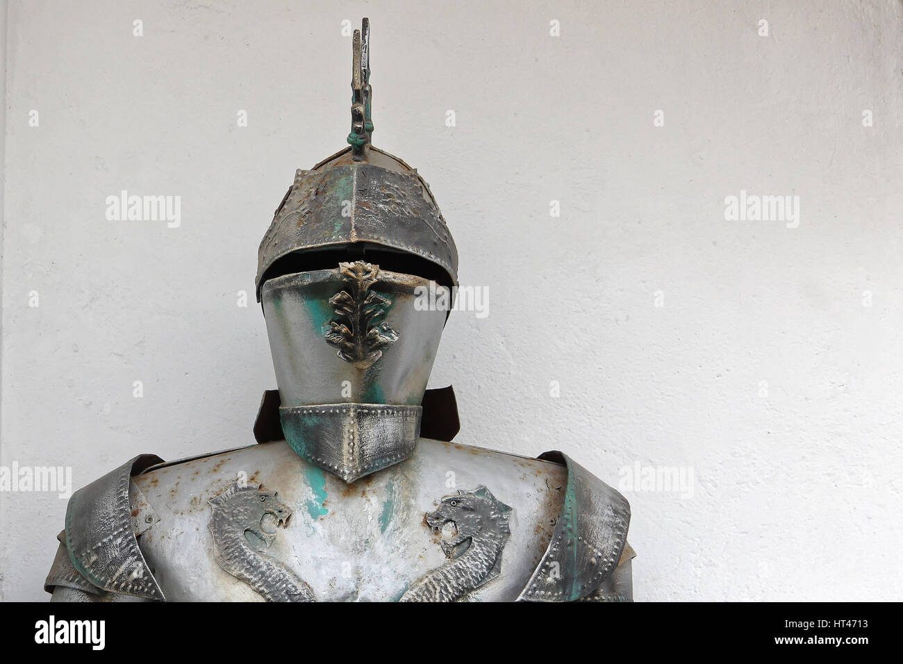 Mittelalterliche Metall Rüstung und Helm Kopfschmuck auf weißem Hintergrund. Stockfoto