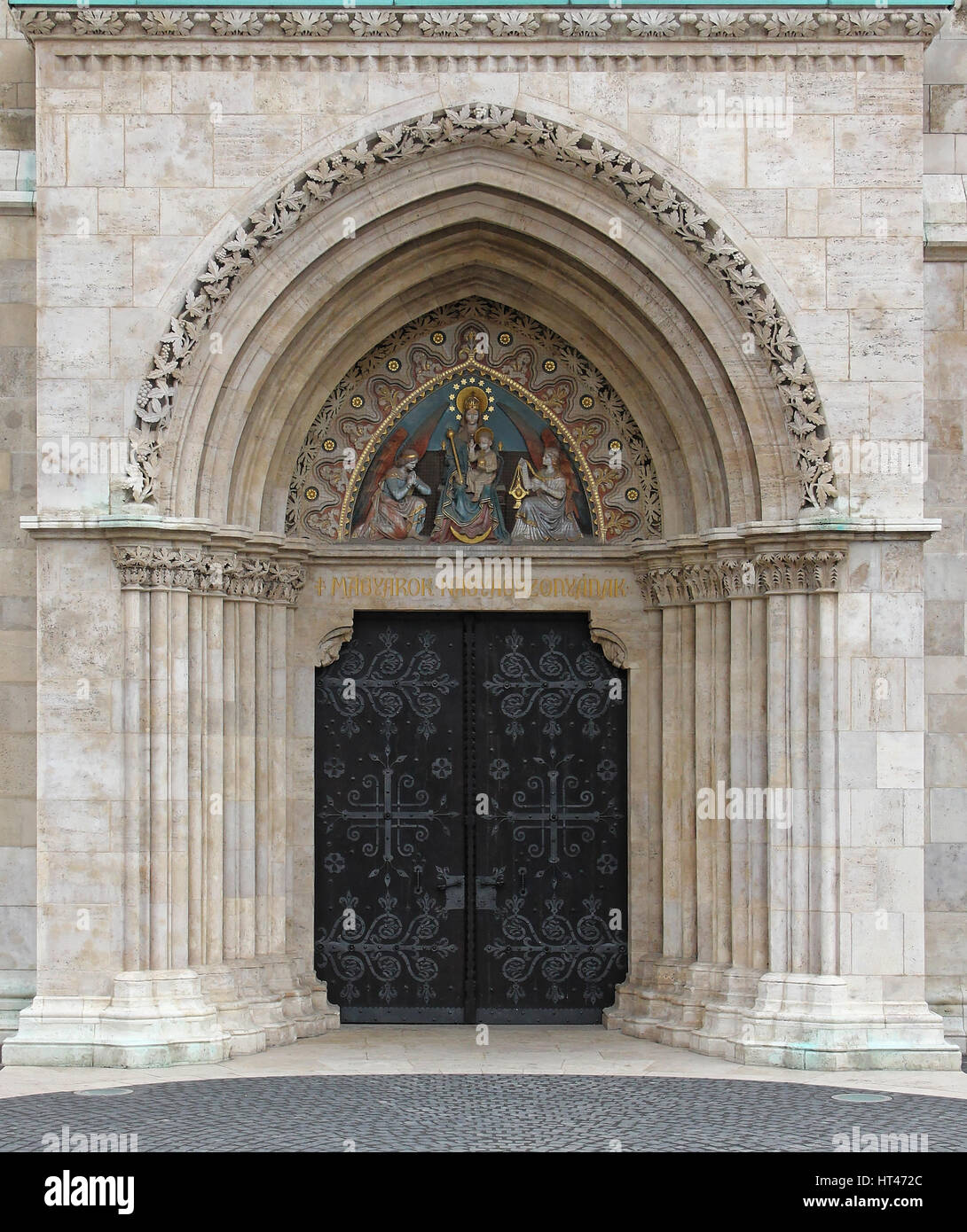 Ungarn, Budapest, Matthias Kirche gotisches Tor geschlossen. Stockfoto