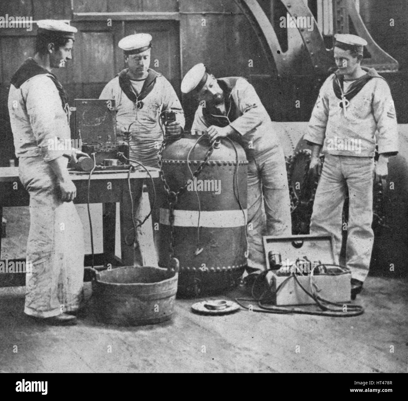 "Einbau einer elektrischen Kontakt mir", 1914. Künstler: unbekannt. Stockfoto