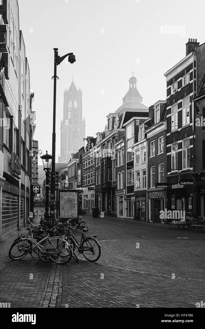 Utrecht, Niederlande – 23. Oktober 2016: Die shopping Straße Zadelstraat in der alten Stadt Utrecht und im Hintergrund der Dom-Turm. Stockfoto