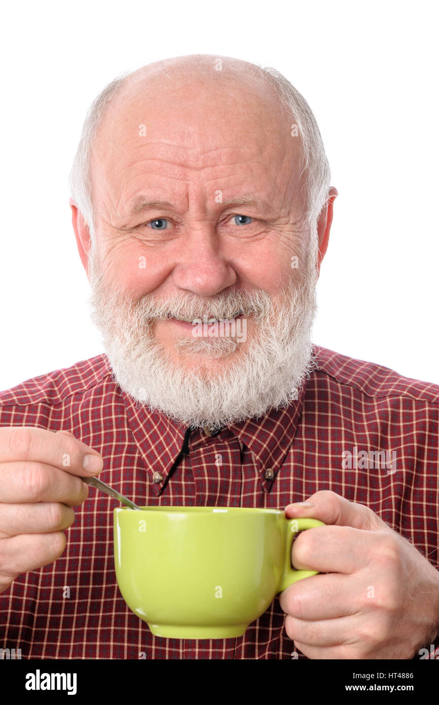 Fröhlich und lächelnd schöner kahl und bärtigen senior Mann mit großen grünen Tasse, isoliert auf weißem Hintergrund Stockfoto