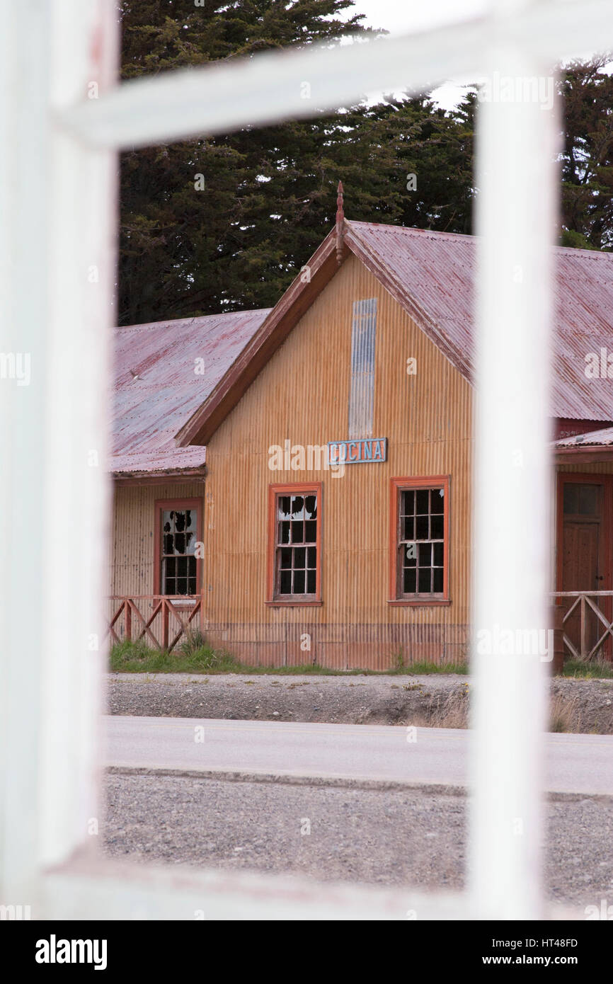 Verlassenen Küche (Cocina) durch Fensterrahmen des verlassenen Gebäudes am Estancia San Gregorio in Patagonien Chile gesehen Stockfoto