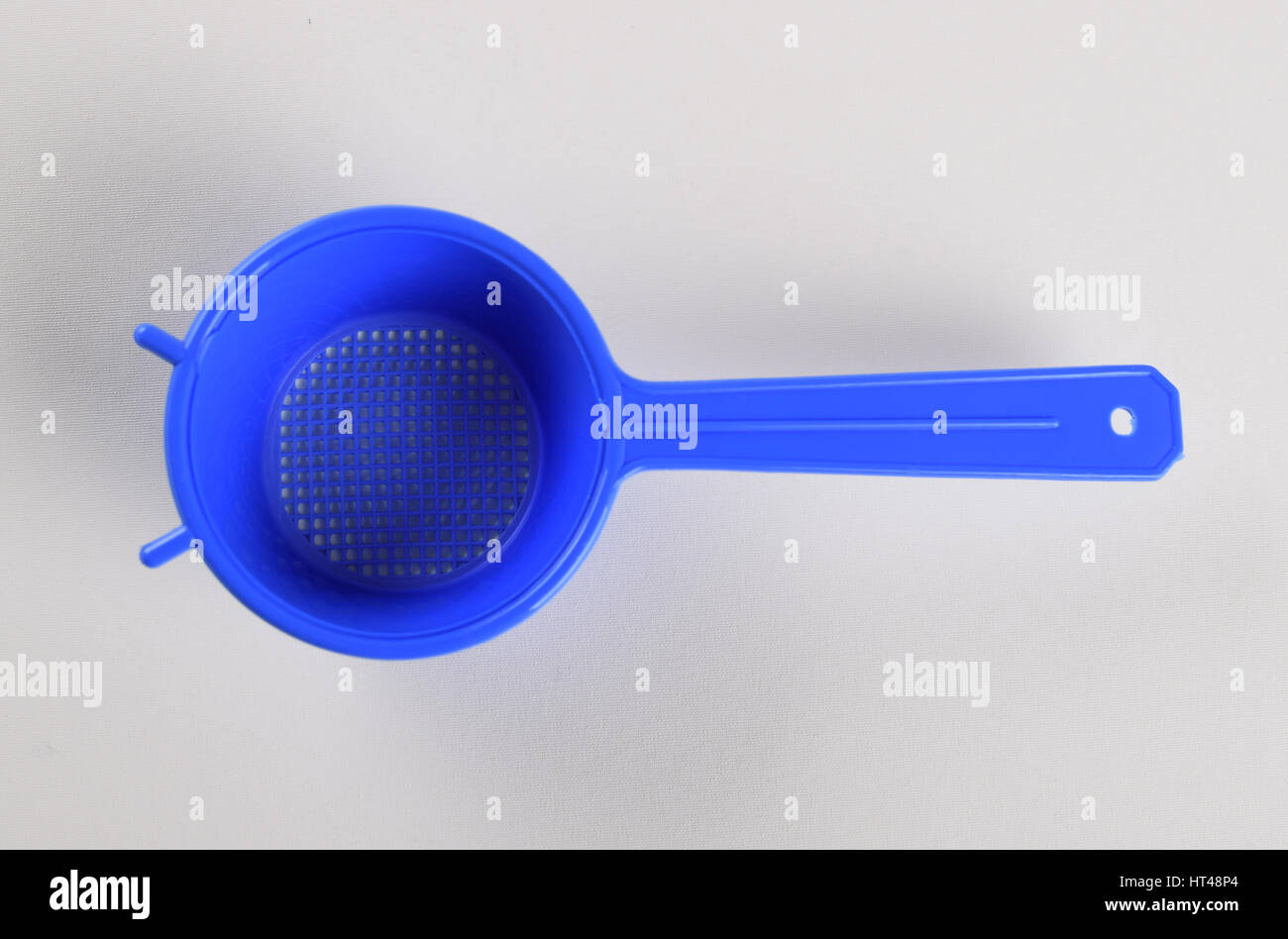 Blaue Kunststoff Teesieb isoliert auf weißem Hintergrund Stockfoto