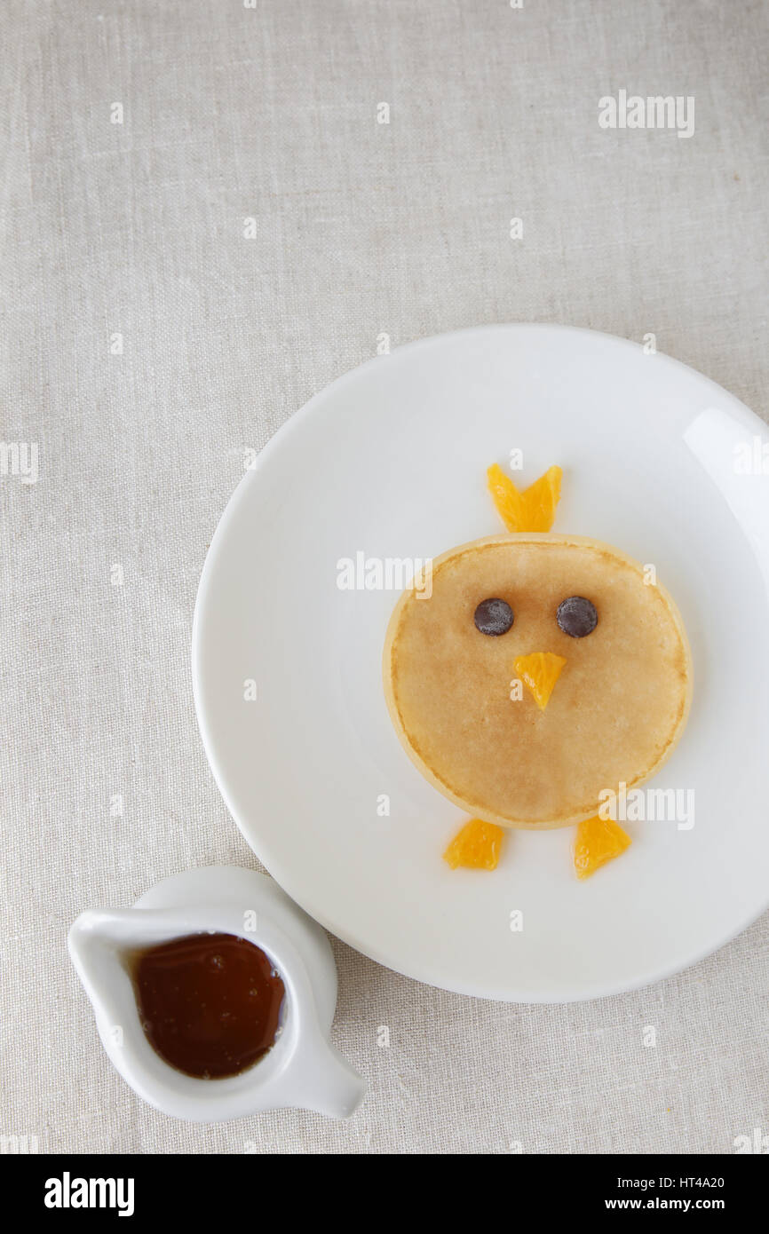 Küken-Pancake-Frühstück, lustige Essen Kunst für Kinder Stockfoto
