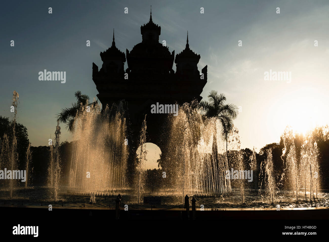 Silhouette von Patuxai, Sieg Tor, bei Sonnenuntergang in Vientiane, Laos Stockfoto