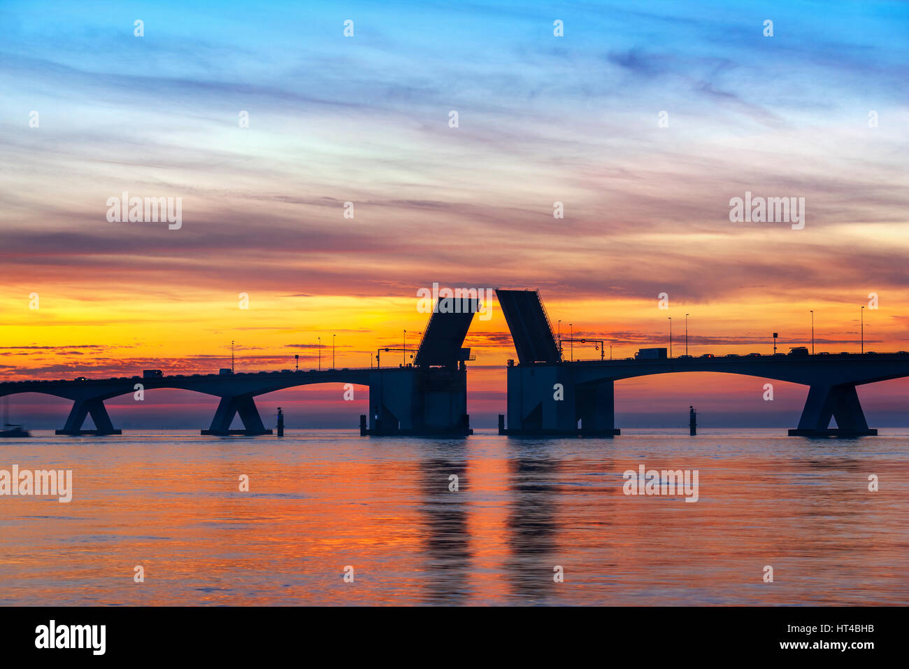 Zugbrücke Zugbrücke öffnen bei Sonnenuntergang. Bewegliche Brückenteil der Zeeland-Brücke Zeelandbrug längste Brücke in den Niederlanden. Stockfoto