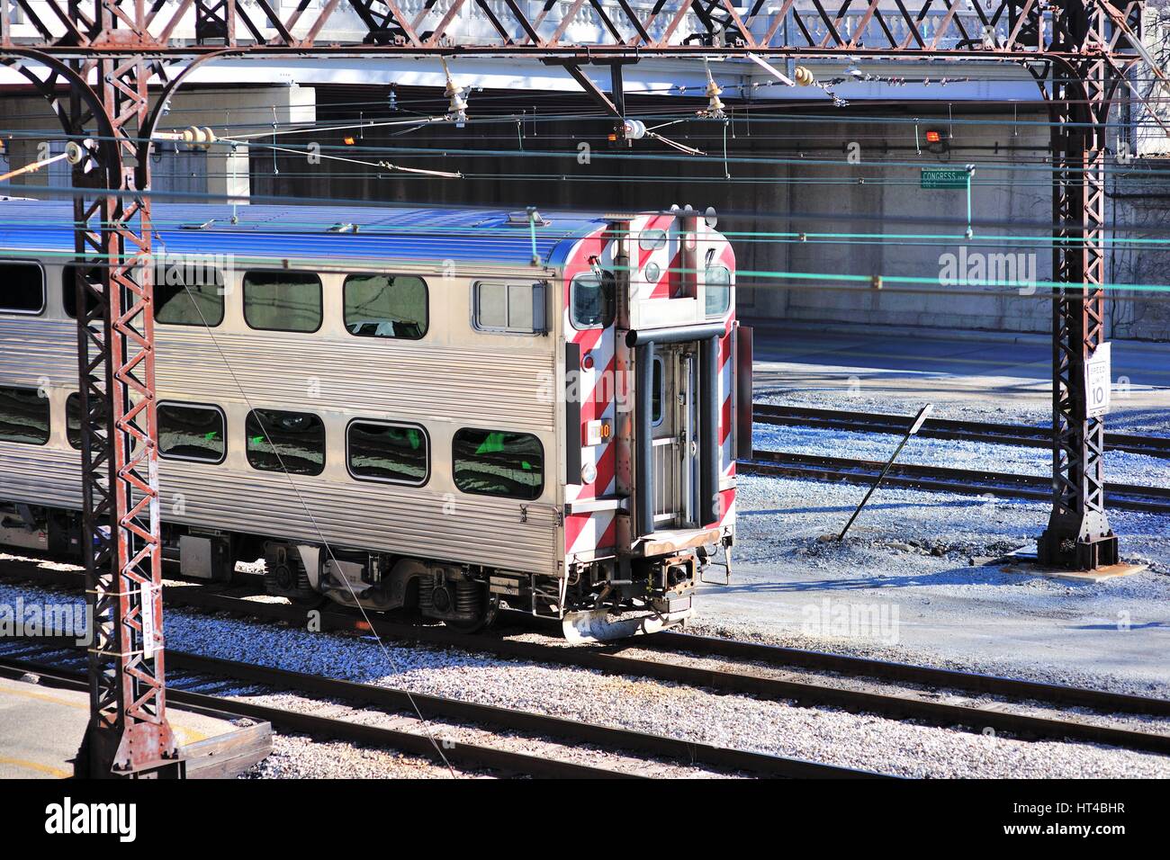 Eine eingehende Metra S-Bahn anreisen entlang elektrifizierten Gleisanlagen auf der Chicago VanBuren Street Station. Chicago, Illinois, USA. Stockfoto