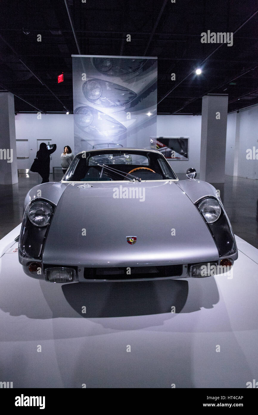 Los Angeles, CA, USA — 4. März 2017: Silber 1964 Porsche 904 Carrera GTS aus der Sammlung von Don und Carol Murray bei den Petersen Automotive Museu Stockfoto