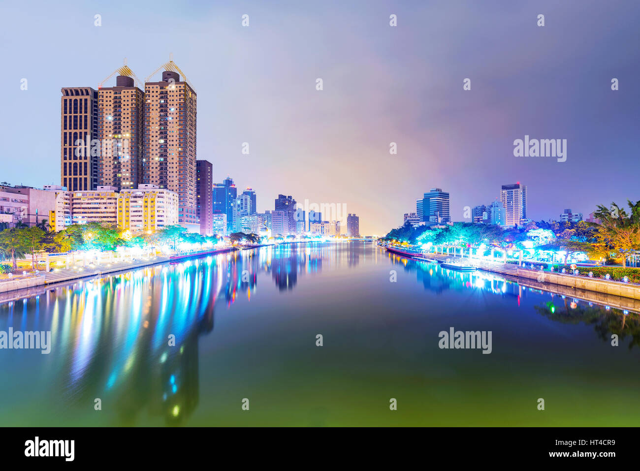 Blick auf Kaohsiung financial District und Liebe Fluss in der Nacht Stockfoto