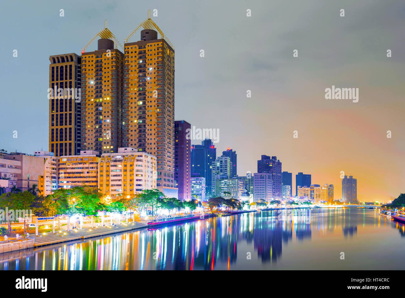 Kaohsiung Finanzviertel Gebäuden entlang des Flusses der Liebe Stockfoto
