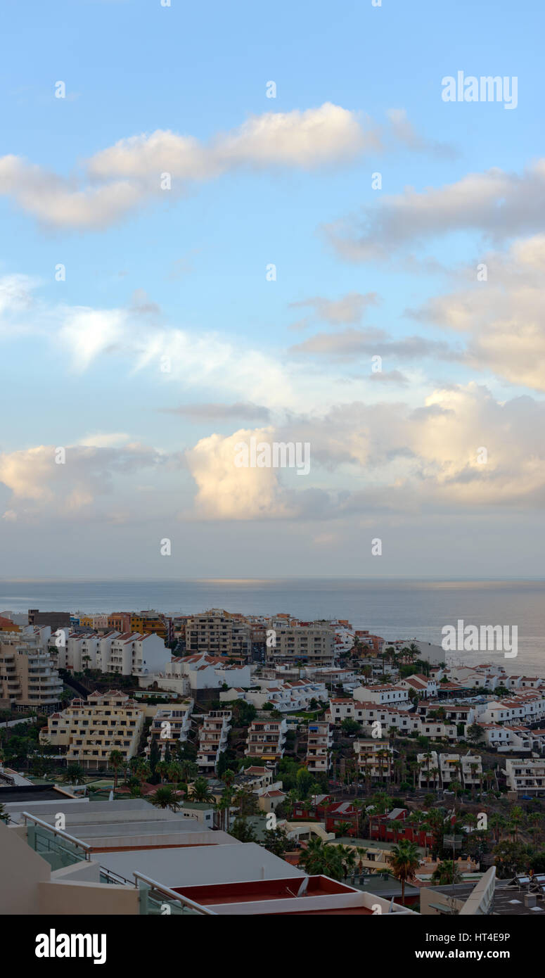 Vogelperspektive Blick auf Los Gigantes Stadt kurz vor Sonnenaufgang, Teneriffa, Kanarische Inseln, Spanien. Stockfoto