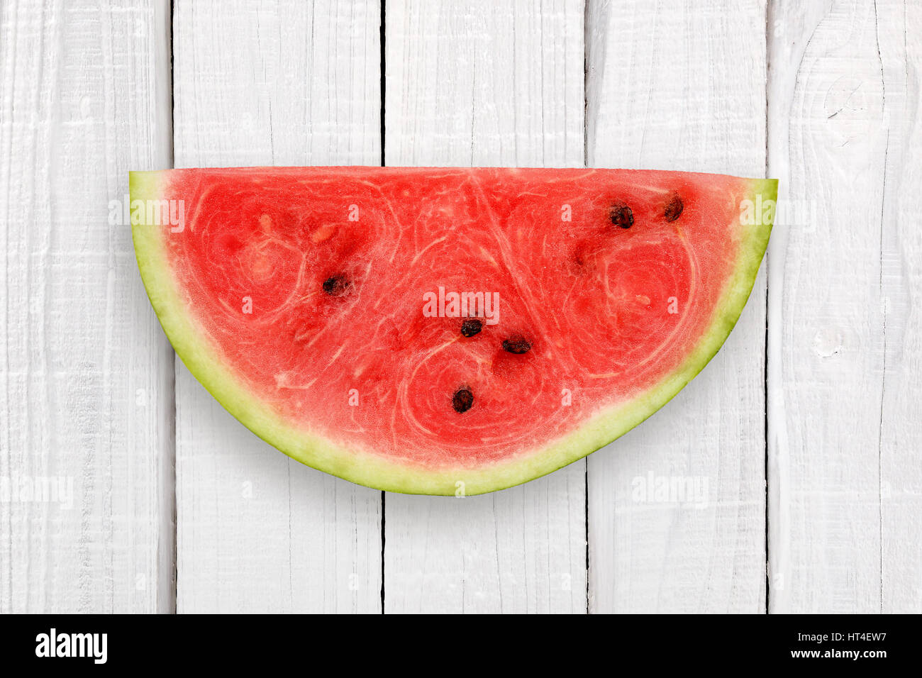 Wassermelone Stück auf weißem Holz Hintergrund Stockfoto
