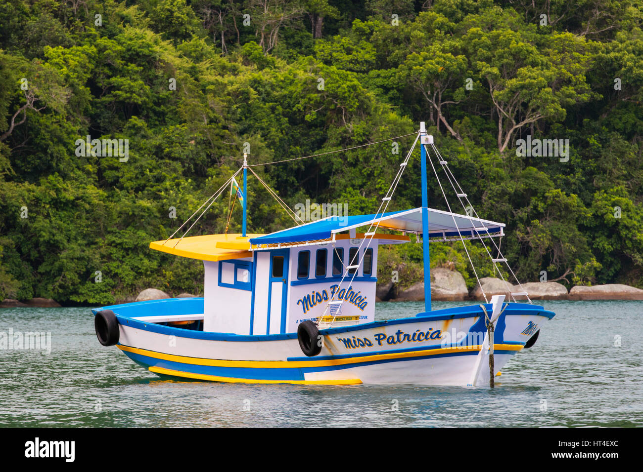 Eine bunte Holzboot. Ilha Grande, RJ, Brasilien. Stockfoto