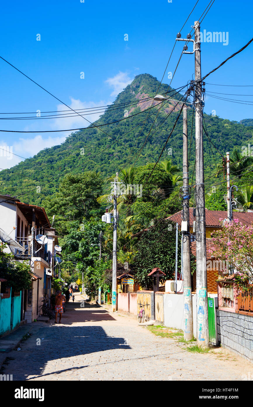 Eine Straße der Villa Do Abraão. Ilha Grande, Brasilien. Stockfoto