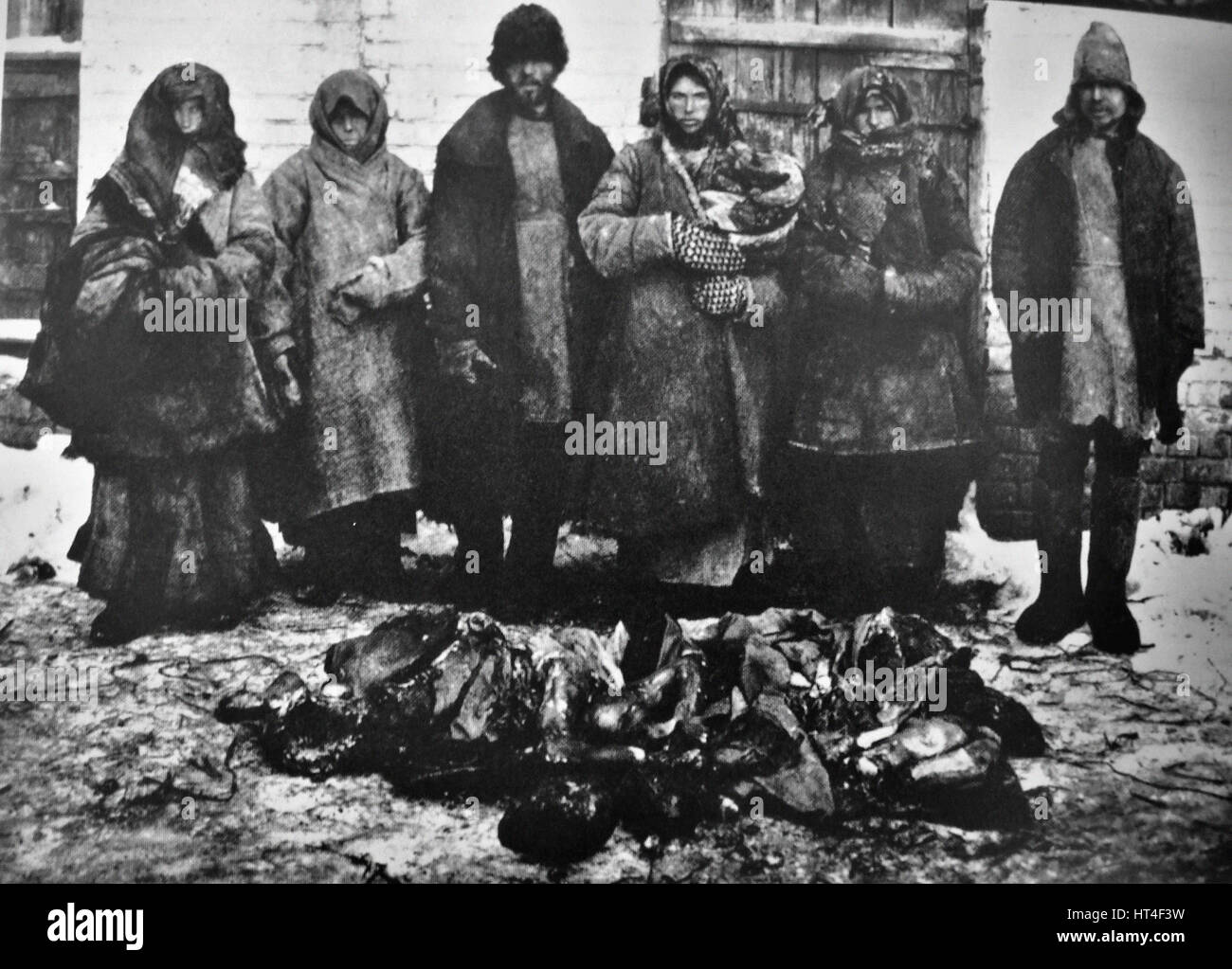 Kannibalismus russische famine1921 6 Bauern Bouzuluk Bezirk und Überreste von Menschen, die sie Eatten Stockfoto