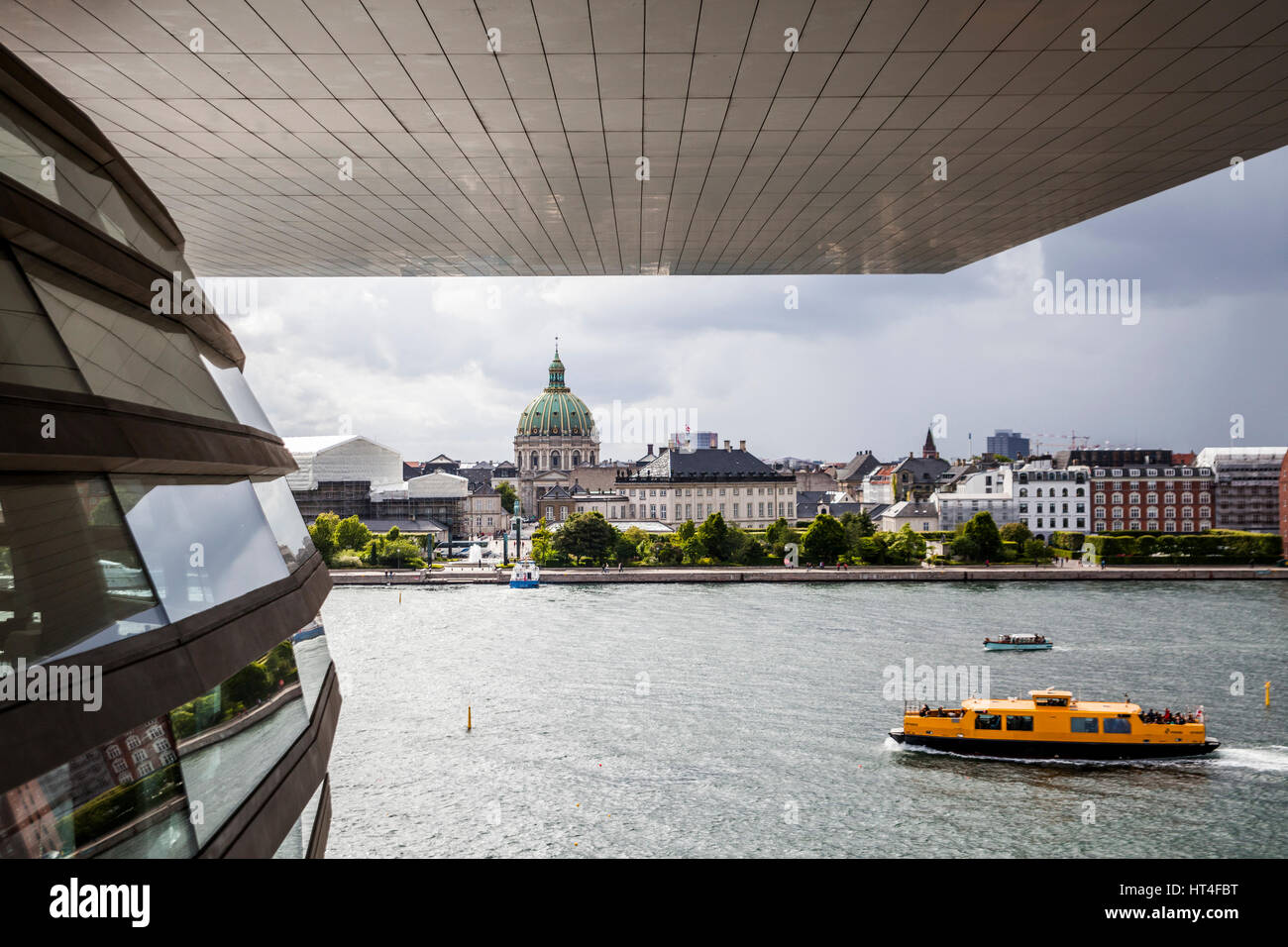 Der Blick auf die Frederiks Kirche aus der dänischen Oper in Kopenhagen, Dänemark. Stockfoto