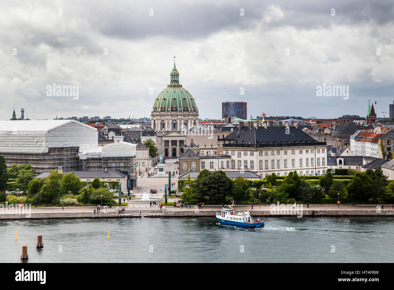 Der Blick auf die Frederiks Kirche aus der dänischen Oper in Kopenhagen, Dänemark. Stockfoto