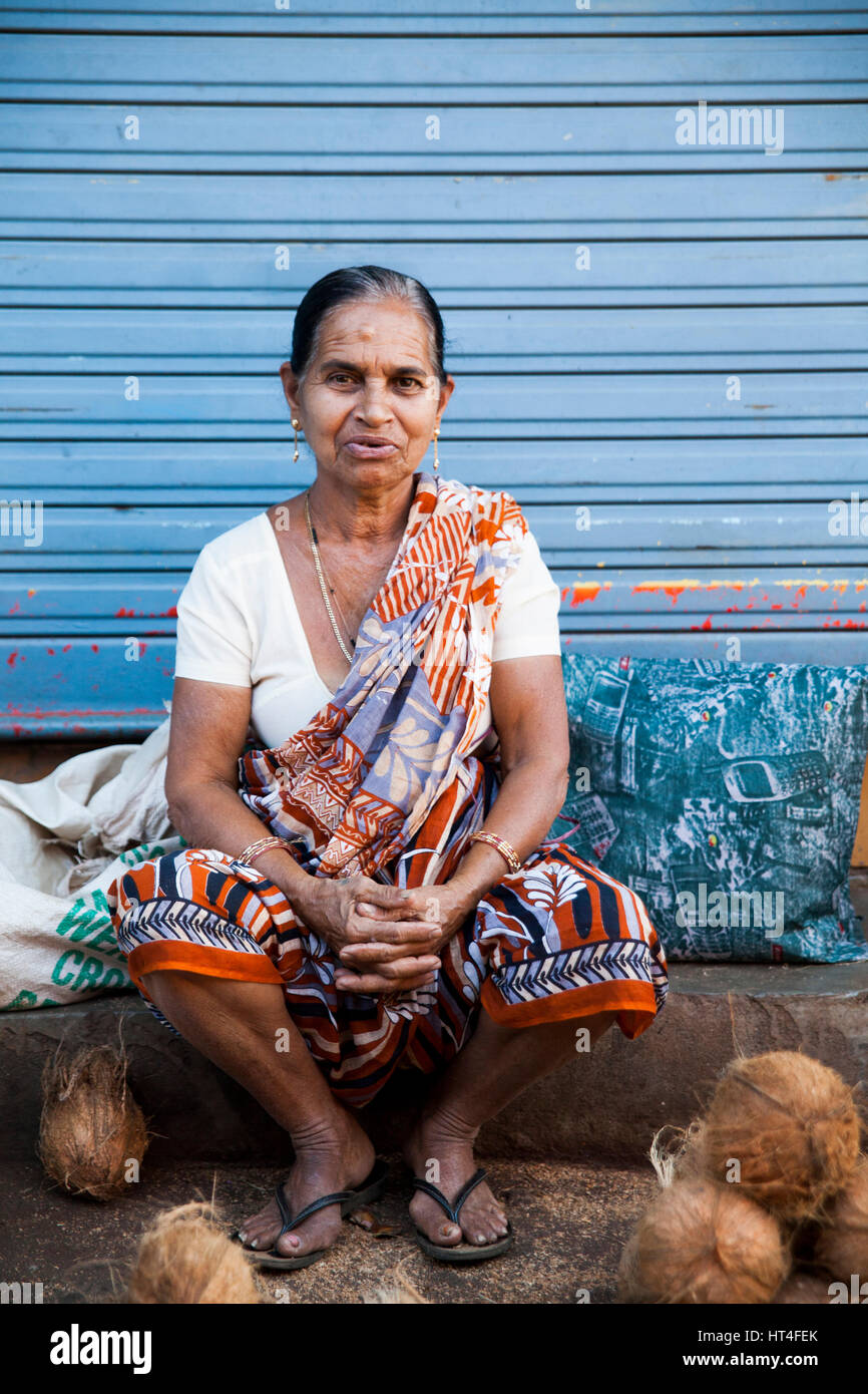 Lächelnde Frau in ihrem wunderschönen Sari auf dem Mapusa Markt in Nord-Goa, Indien. Menschen aus der Umgebung kommen nach Mapusa, ihre waren zu verkaufen. Im Gegensatz zu o Stockfoto