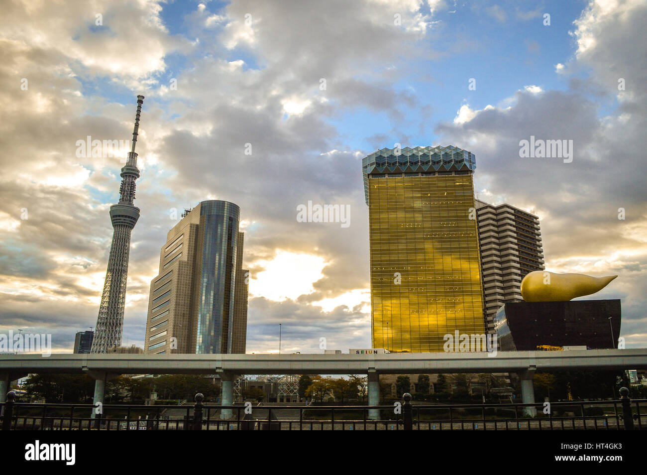 Tokyo, Japan - 12. November 2013: Tokyo Skytree ist ein Rundfunk und Beobachtung Turm in Sumida, Tokio. Sumida Ward Büro- und Asahi Bier Tower. Stockfoto