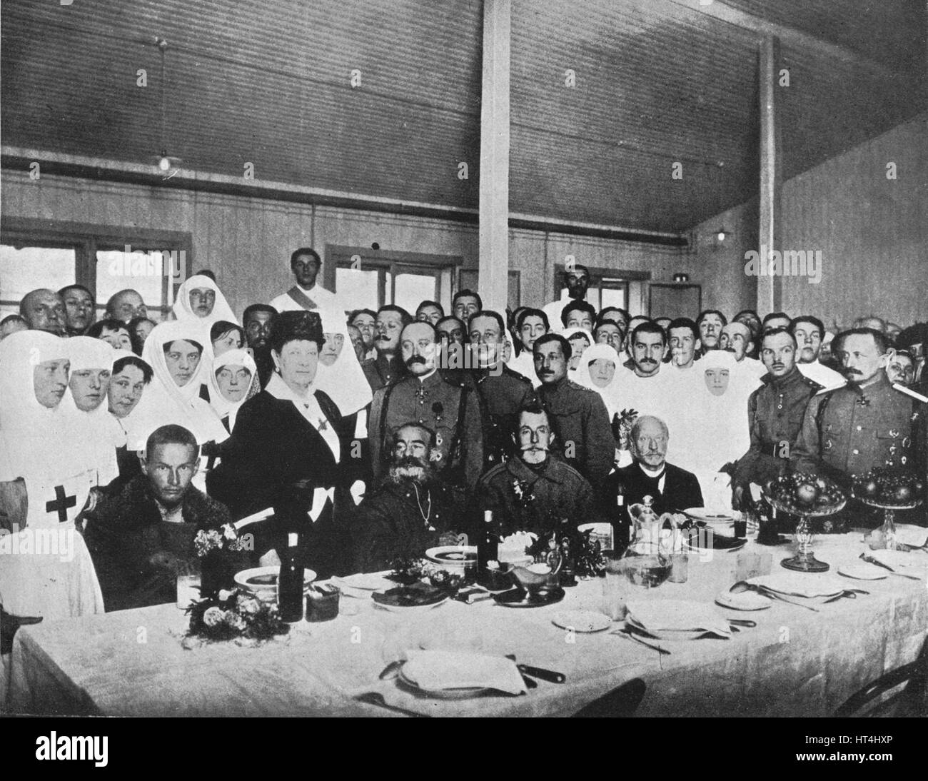 "Russische Kriegsgefangene ausgetauscht aus Deutschland unterhalten zum Mittagessen", 1915. Künstler: unbekannt. Stockfoto