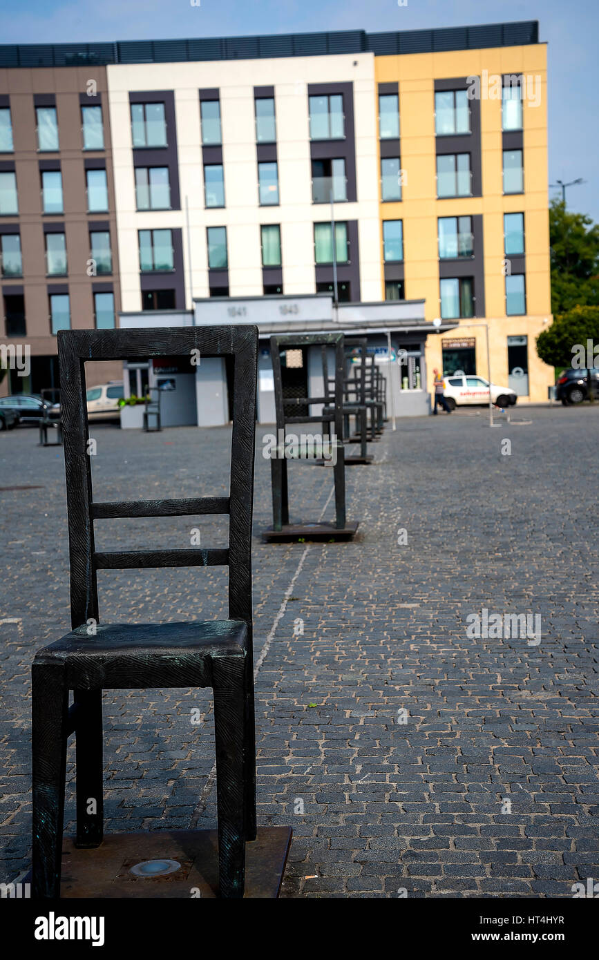 Den Platz des leeren Stühlen in Krakau ist eine Gruppe von Bronze Skulpturen an der Krakauer Juden zu erinnern, die von den Nazis ermordet wurden Stockfoto