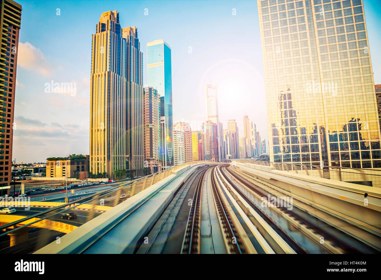 Eisenbahn in Dubai an der Shaikh Zayed Road mit futuristischen Glasgebäuden Stockfoto