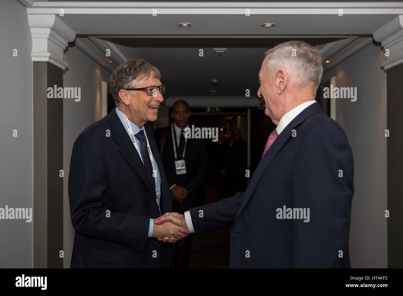 Microsoft-Mitbegründer Bill Gates (links) trifft sich mit US-Verteidigungsminister James Mattis während der 2017 Münchner Sicherheitskonferenz 17. Februar 2017 in München. (Foto: Brigitte N. Brantley /DoD über Planetpix) Stockfoto